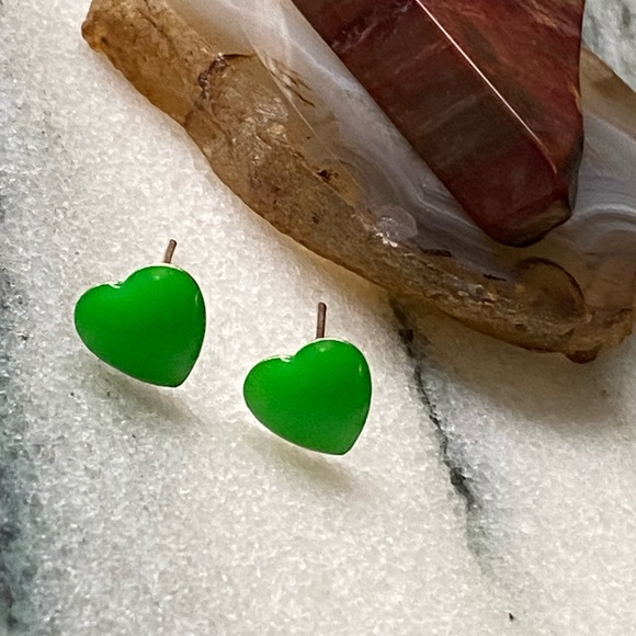 🎈Sale 🎈NWOT never worn cute lime green heart post earrings rubber backs - Picture 3 of 3